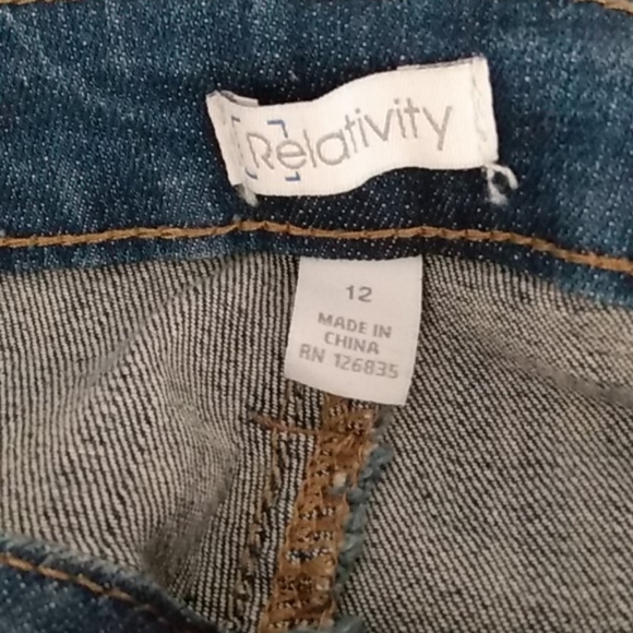 Relativity Above Ankle Jeans - Picture 2 of 8